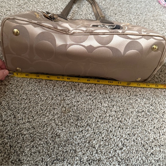 Coach Kisslock Shoulder Bag with Embossed Flowers and Lavender Interior - Picture 14 of 17